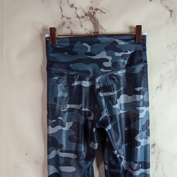 Nike Legging Size Medium Blue Camo Shimmer High Rise Crop One Tight Fit Women - Picture 8 of 13